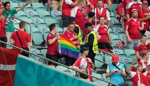 ORDNER IN BAKU: Vor dem Spiel wurde dänischen Fans von Ordnern eine Regenbogenfahne entzogen. Der Darstellung, dass die Zuschauer stark alkoholisiert gewesen seien, widersprach der dänische Verband vehement. Die UEFA dementierte ein Verbot der Flagge.