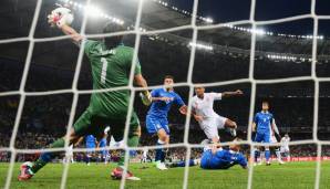 TOR - GIANLUIGI BUFFON: Vor dem Turnier gab es damals große Aufregung um den Torhüter, da er unter Betrugsverdacht beim italienischen Wettskandal stand. Buffon behielt einen kühlen Kopf und brachte Italien ins Finale.