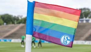 Ganz in der Nähe vom Dortmunder U absolvierte heute der FC Schalke 04 ein Testspiel. Die Eckfahnen passten dabei zum Motto-Tag.