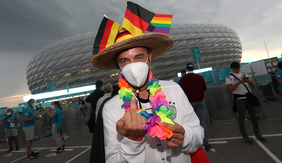 Die Münchner Arena durfte nicht in Regenbogenfarben leuchten vor dem EM-Spiel zwischen Deutschland und Ungarn. Aber dennoch war ganz München bunt - und ließ das auch ungarische Hools spüren. In Deutschland wehte die Regenbogen-Fahne. Die besten Bilder.