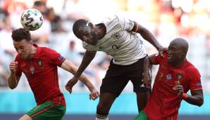 ANTONIO RÜDIGER: Wirkte etwas wackeliger als Hummels, leistete sich außerdem einen leichtsinnigen Ballverlust in der eigenen Hälfte. Dafür sehr sicher im Kopfballspiel. Klärte einmal in höchster Not gegen Jota. Note: 3.