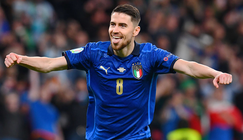 Italien hat sich nach einer hochklassigen Schlacht im Elfmeterschießen gegen Spanien durchgesetzt und das Finale der EM 2021 erreicht. Während die italienische Presse feiert, warnen die Briten vor beinharten Brüdern. Die Pressestimmen zum Halbfinale.