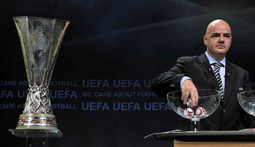 UEFA-Generalsekretär Gianni Infantino leitete die Auslosung für das EL-Sechzehntelfinale