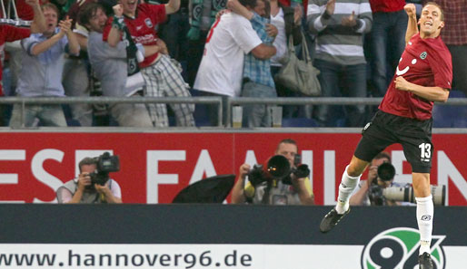 Abheben zum Jubeln: Hannovers Jan Schlaudraff traf gegen den FC Sevilla doppelt