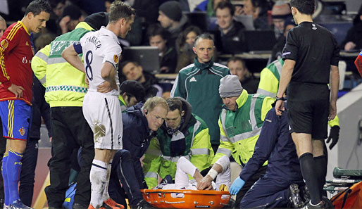 Sorgenvolle Minuten an der White Hart Lane: Gareth Bale muss vom Platz getragen werden