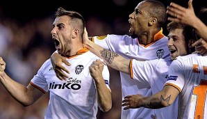 Paco Alcacer (l.) schoss Valencia mit einem Dreierpack ins Halbfinale der Europa League