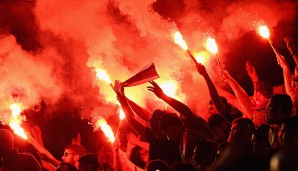 Sicherheitskräfte durchsuchten Dutzende von Galatasaray-Fans, die in Busse steigen wollten