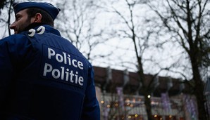 Ein Polizist steht in Anderlecht vor der Arena