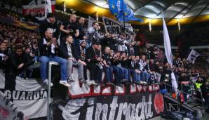 Fans von Eintracht Frankfurt wehrten sich vorm Europa-League-Spiel gegen Donezk gegen eine Polizeikontrolle ihrer Kurve.