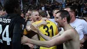 Ekstase pur: Kevin Trapp und Danny da Costa werden von den Eintracht-Fans nach dem Einzug ins Halbfinale geherzt.