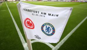 Diese Fahne wird wohl irgendwo in Frankfurt eingerahmt. Für solche Abende nehmen die Eintracht-Fans auch mal Jahre der sportlichen Talfahrt hin. Die Atmosphäre im Stadion stellte dies einmal mehr eindrucksvoll unter Beweis.