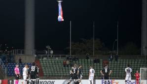 Eine Drohne mit der armenischen Flagge nähert sich dem Spielfeld in Düdelingen.