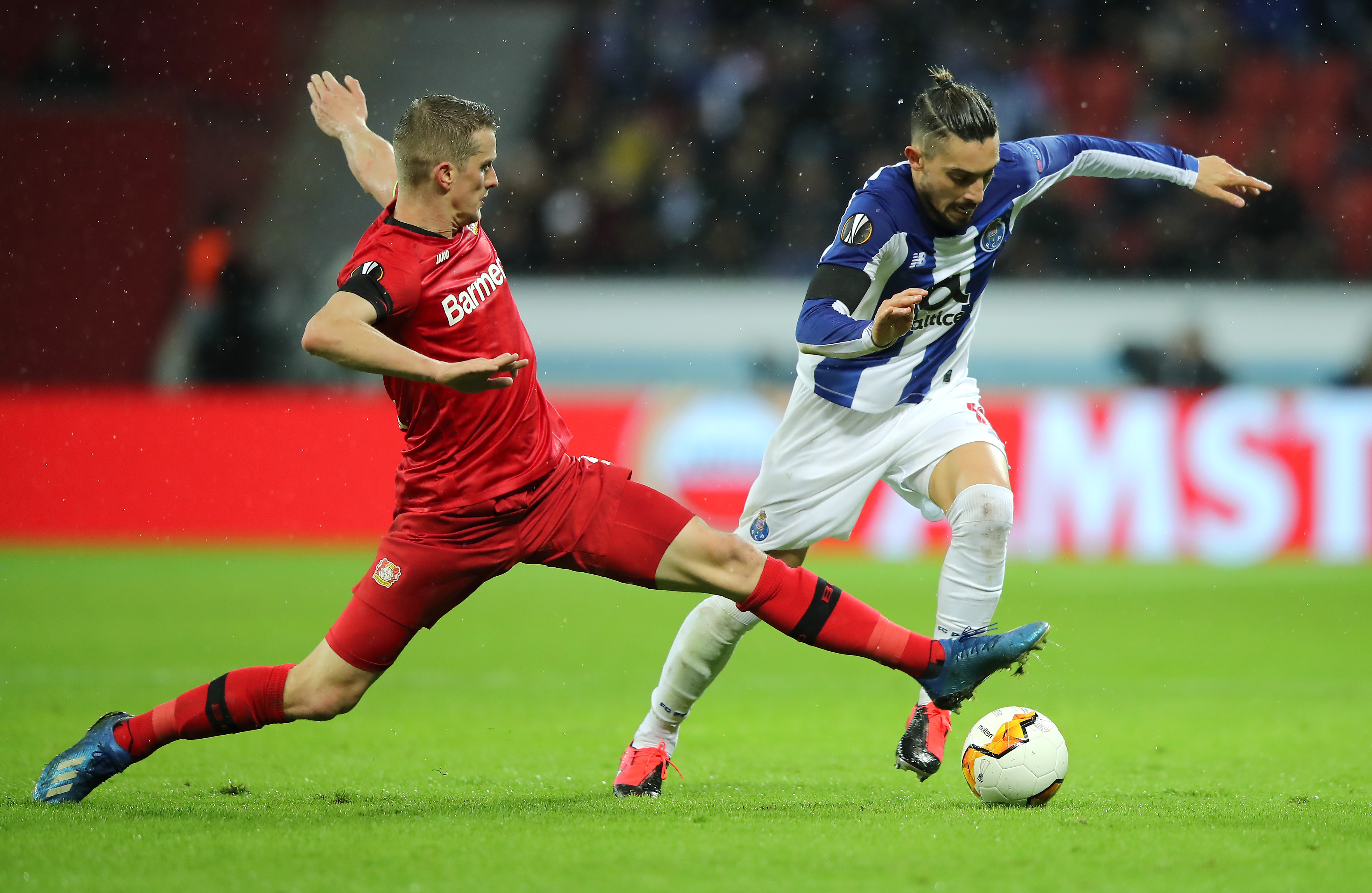 Lars Bender von Bayer Leverkusen im Zweikampf mit Alex Telles vom FC Porto