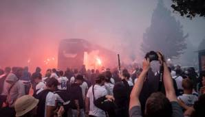 Die Fans eskalierten völlig und hüllten die Straßen rund um das Stadion in roten Rauch.