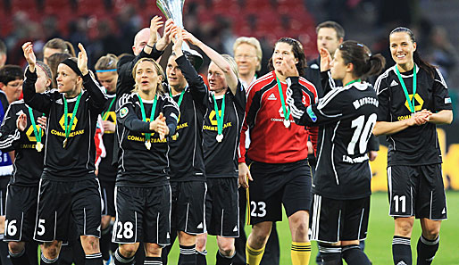Die Spielerinnen des 1. FFC Frankfurt feiern den ersten Titel seit drei Jahren
