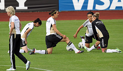 Noch steht nicht fest, wen Bundestrainerin Silvia Neid (l.) gegen Frankreich aufstellt