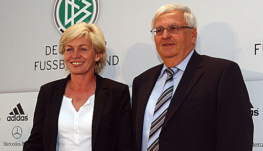 Bundestrainerin Silvia Neid (l.) bleibt dem Deutschen Fußball-Bund erhalten