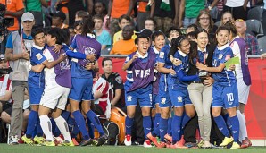 Die thailändischen Frauen bejubeln einen Treffer gegen die Elfenbeinküste