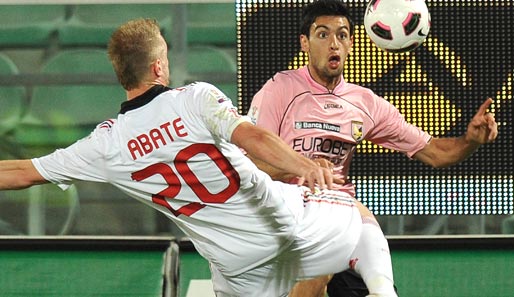 Mittelfeldstar Javier Pastore (r.) von US Palermo zieht derzeit keinen Wechsel in Betracht