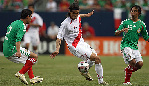 Perus Paolo Guerrero (M.) erzielte gegen Mexiko den Siegtreffer in der 82. Minute