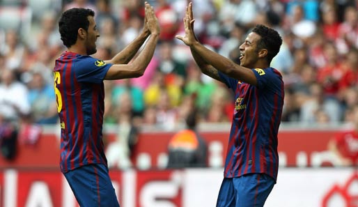 Sergio Busquets und Thiago Alcantara (r.) bejubeln das zwischenzeitliche 1:0 für Barcelona