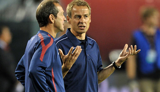 Jürgen Klinsmann (r.) im Gespräch mit seinem Co-Trainer, dem früheren Bundesliga-Profi Tom Dooley