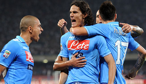 Napolis Edinson Cavani (M.) zerlegte den AC Milan im Serie-A-Spiel mit drei Toren quasi im Alleingang