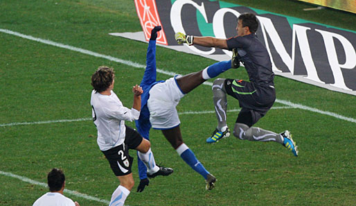Aller Einsatz war umsonst: Mario Balotelli (M.) verlor mit seinen Italienern gegen Uruguay mit 0:1