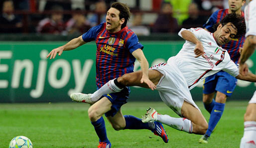 Du kannst nicht vorbei: Alessandro Nesta (r.) versucht, Barcelonas Lionel Messi zu stoppen