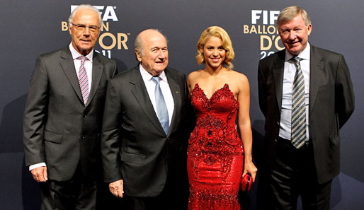 Franz Beckenbauer (l.) stellte sich öffentlich vor FIFA-Präsident Sepp Blatter (2.v.l.)