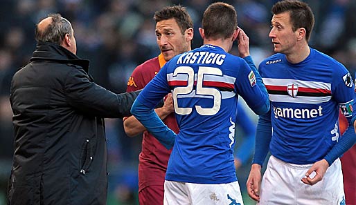 Gleich geht die Rudelbildung los: Samp-Coach Rossi (l.) im netten Plausch mit Roma-Legende Totti
