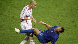 Zinedine Zidane (l.) wurde im WM-Finale 2006 des Feldes verwiesen