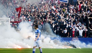 Die Fans von Ajax Amsterdam hatten beim Pokalfinale gegen PEC Zwolle mit Bengalos geworfen