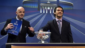 Gianni Infantino (l.) ist hier bei der Champions-League-Viertelfinal-Auslosung zu sehen