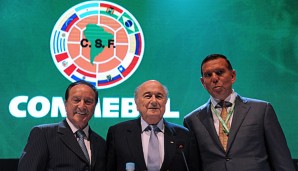 Der Skandal um Blatter (M.) und die FIFA dreht weiter seine Kreise