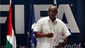 Tokyo Sexwale schmeichelt sich bei den Blatter-Freunden ein