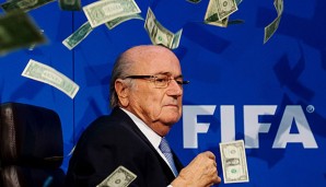 Joseph Blatter bei einer Pressekonferenz mit einem wahren Geldsegen