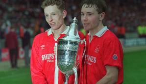 Scott Gemmill (l) und Kingsley Black von Nottingham Forest präsentieren stolz den Zenith Data Systems Cup 1992.