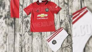 Manchester United - Heimtrikot: Das neue Heimtrikot der Red Devils soll an den CL-Titel von 1999 erinnern. Auch damals war das Logo des Traditionsklubs auf ein geschwungenes Schild gestickt. Die Hosen sind weiß, die Stutzen schwarz.
