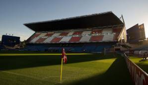 ATLETICO MADRID: Bis 2017 waren die Rojoblancos im Estadio Vicente Calderon beheimatet. Der Clou an diesem Stadion? Unter der Haupttribüne war die Stadtautobahn von Madrid. Nach 53 Jahren wurde das Kult-Stadion 2019 abgerissen.