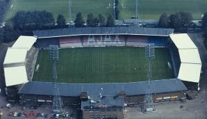DE MEER (Amsterdam): Die langjährige Heimstätte von Ajax war ein echtes Schmuckkästchen für Fußballromantiker, das aber große Sicherheitsmängel aufwies und den Verein dazu zwang, bedeutende Heimspiele im Olympiastadion auszutragen.