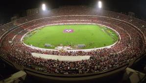 ESTADIO DA LUZ (Lissabon): Selbiges wie mit dem Nationalstadion Tokios geschah einst auch mit der denkwürdigen Spielstätte von Benfica. 2002 wurde es abgerissen und an gleicher Stelle in modernem Gewand neu errichtet - vor allem wegen der EM 2004.