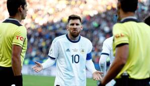 Lionel Messi kann es nicht fassen - nach einem Gerangel mit Chiles Gary Medel fliegt er vom Platz.