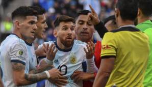 Lionel Messi (M.) war nach der Roten Karte gegen ihn vollkommen überrascht.