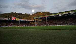 Schwarzwaldstadion (SC Freiburg) - 1954: Das ehemalige Dreisamstadion (bis 2004), in dem ein Gefälle von über einem Meter besteht, hat bald ausgedient: Spätestens zur kommenden Saison zieht der SC in das SC-Stadion am Freiburger Flugplatz um.