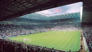 St. James Park (Newcastle United) – 1880: Es handelt sich um ein reines Fußballstadion. Seit 2002 gibt es zwei Tribünen, die die anderen um das Doppelte überragen. Newcastle plant seit Jahren den Ausbau des Stadions von 52.405 auf rund 70.000 Plätze.