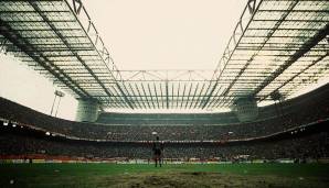 Giuseppe Meazza (AC Milan, Inter Mailand) - 1926: Das "San Siro", so der Spitzname der Arena, wird seinen 100. Geburtstag leider nicht mehr erleben. Die Mailänder Klubs haben sich auf einen Neubau geeinigt, 2022 soll abgerissen werden.