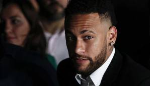 Außerhalb des Platzes sah sich Neymar mit Vergewaltigungsvorwürfen konfrontiert. Auch das wurde von France Football als Grund aufgeführt, obwohl die Ermittlungen gegen Neymar am 9. August aufgrund fehlender Beweise eingestellt wurden.