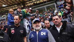 Rolle rückwärts von Diego Maradona: Nur 48 Stunden nach seinem Rücktritt als Trainer des argentinischen -Erstligisten Gimnasia La Plata hat der einstige Superstar sein "Comeback" bei den Südamerikanern als Trainer angekündigt.