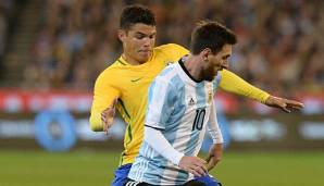 Thiago Silva wirft Lionel Messi eine Schiedsrichterbeeinflussung vor.